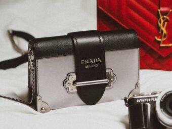 Goudwaarde aan je arm: Dit zijn de duurste Prada tassen ter wereld - Veilingagenda